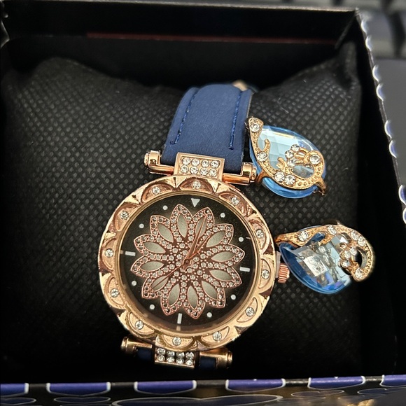 Ladies 4 Piece Fashion Jewelry Set - Picture 5 of 7